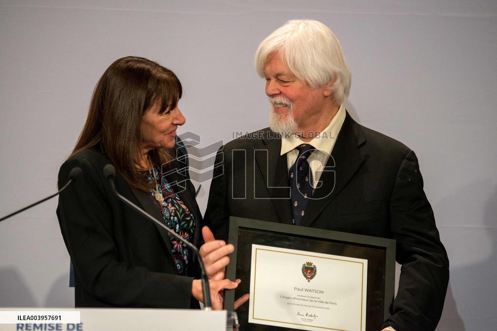 Anne Hidalgo bestows honorary citizenship on Paul Watson - Paris