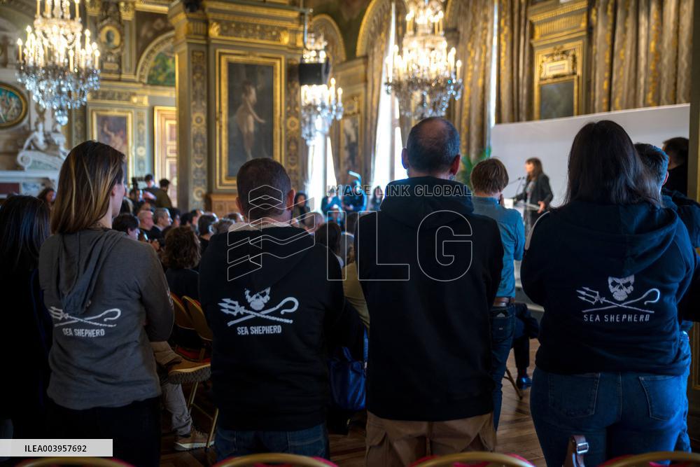 Anne Hidalgo bestows honorary citizenship on Paul Watson - Paris