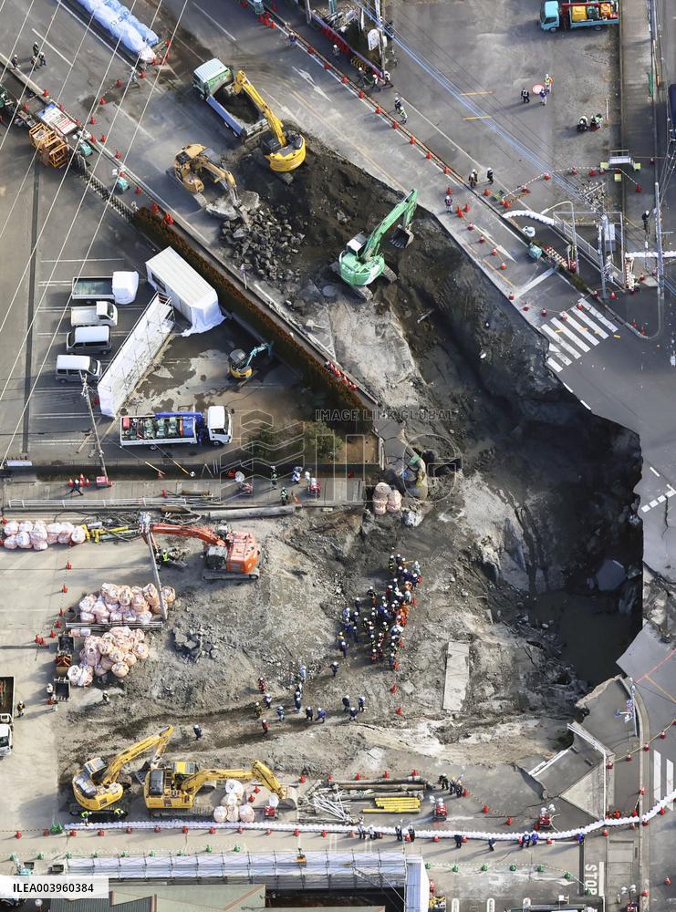 Sinkhole at intersection near Tokyo
