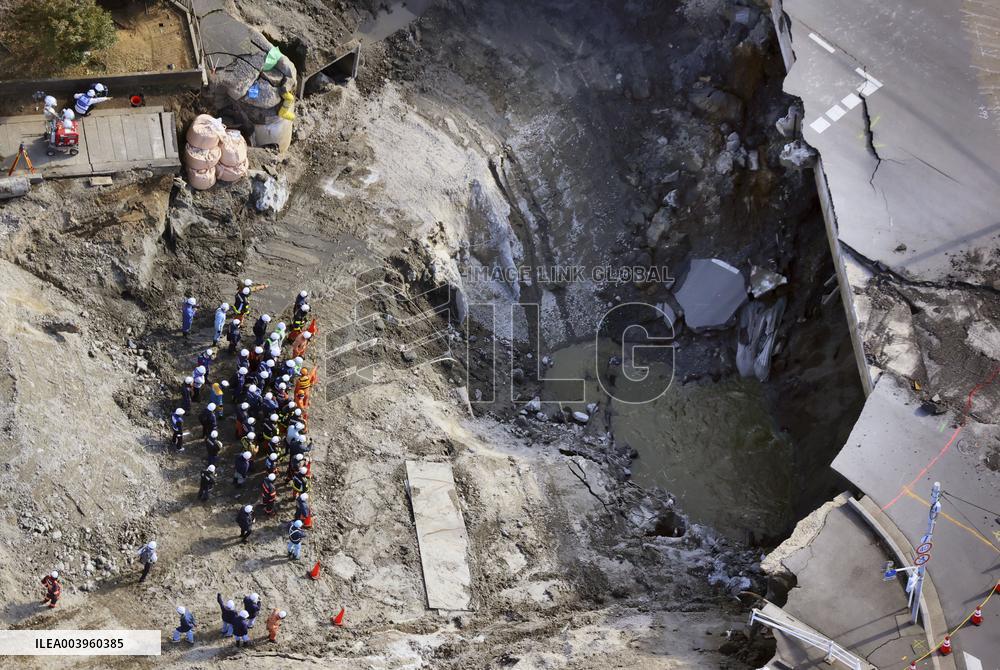 Sinkhole at intersection near Tokyo