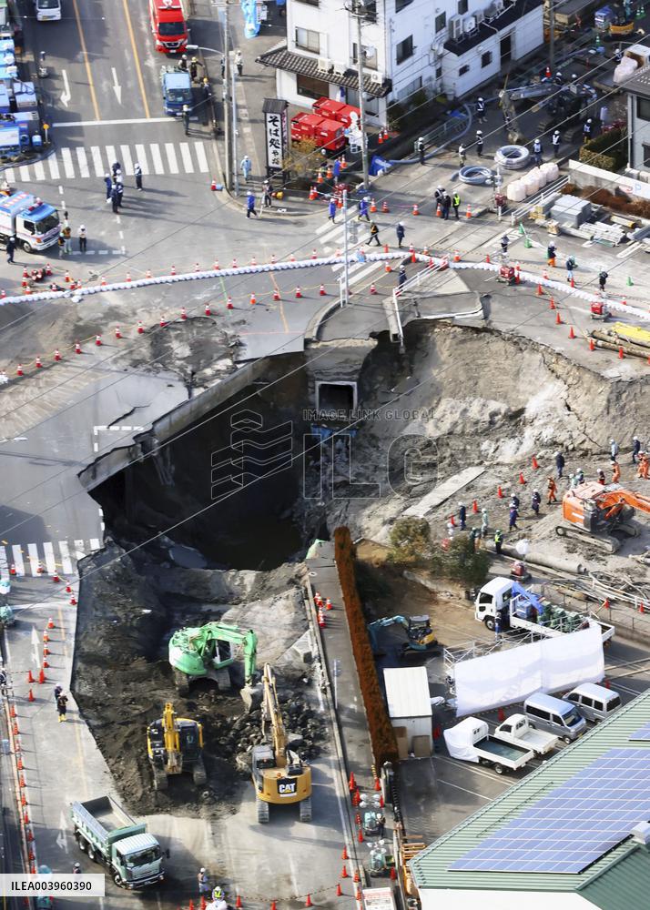 Sinkhole at intersection near Tokyo