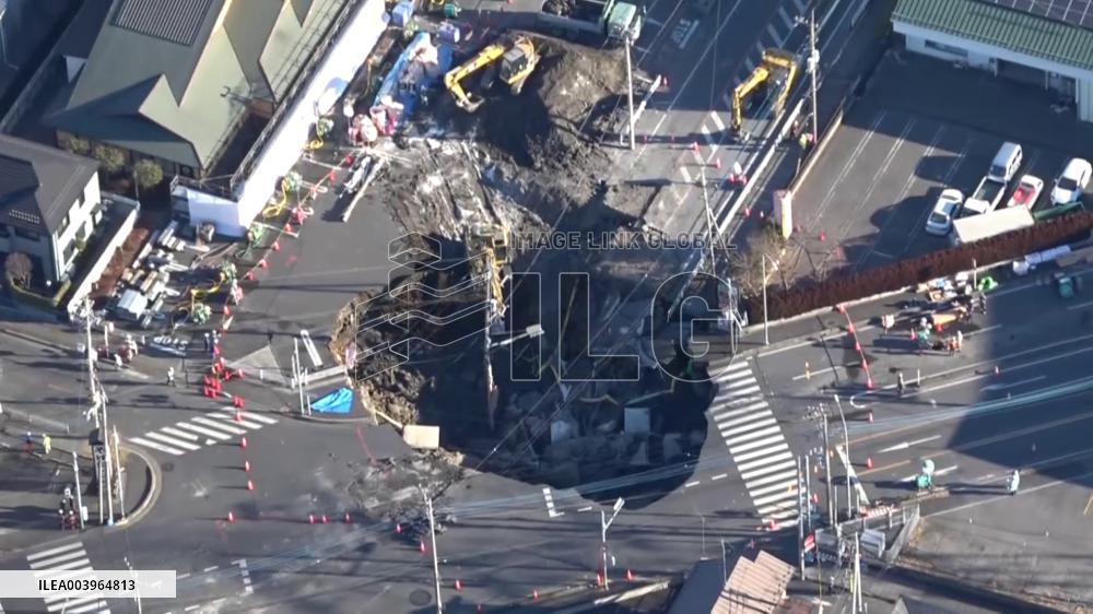 Sinkhole at intersection near Tokyo