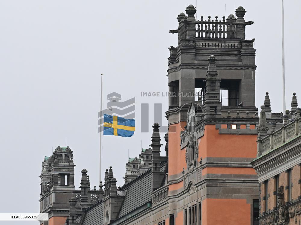 HALF MAST SWEDEN
