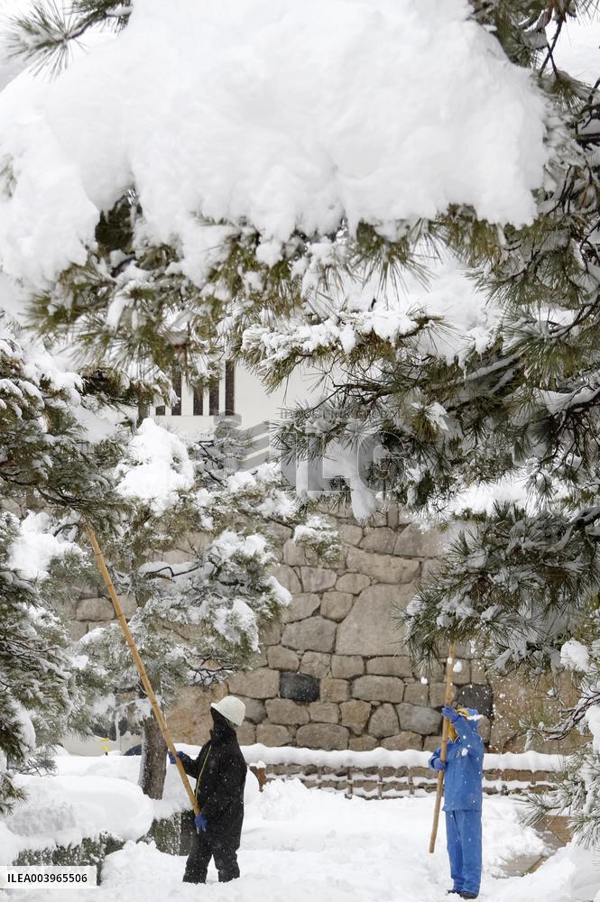 Heavy snowfall in Japan