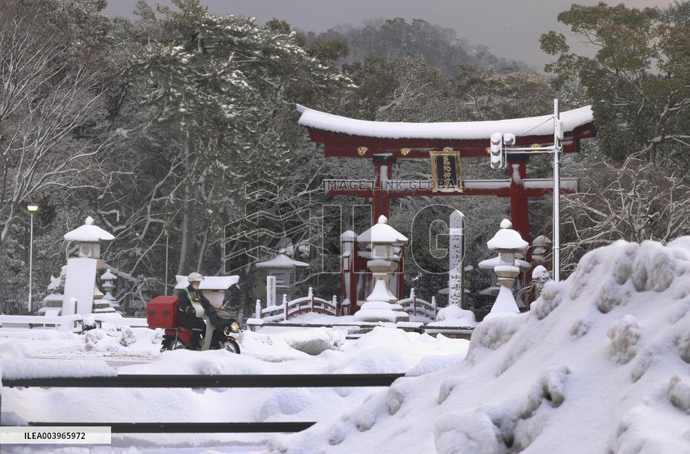 Heavy snowfall in Japan