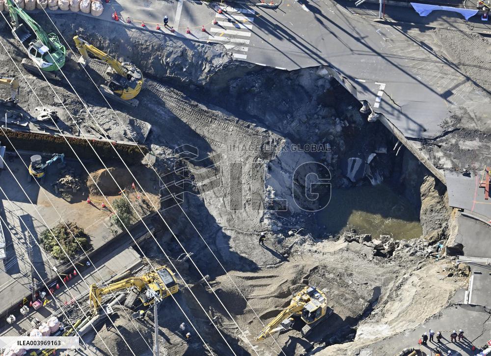 Sinkhole at intersection near Tokyo