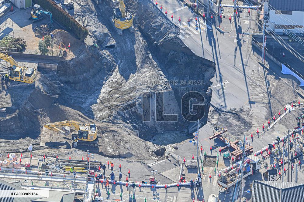 Sinkhole at intersection near Tokyo