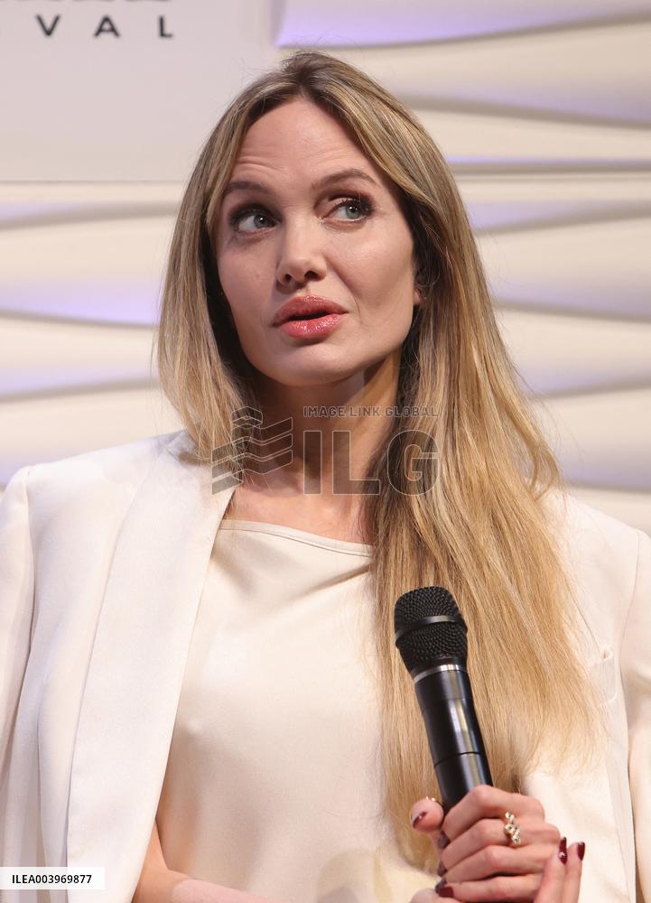Santa Barbara - Angelina Jolie At Maltin Modern Master Awards