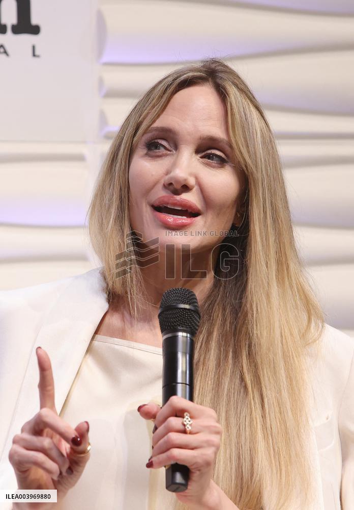 Santa Barbara - Angelina Jolie At Maltin Modern Master Awards