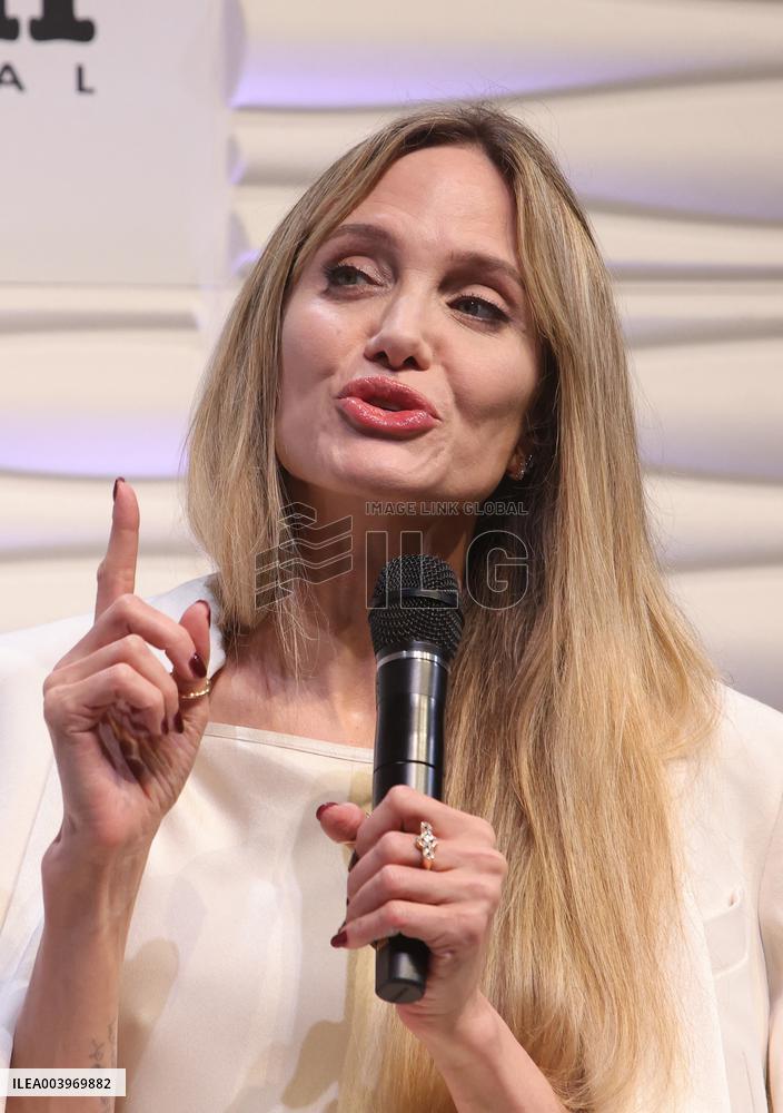 Santa Barbara - Angelina Jolie At Maltin Modern Master Awards