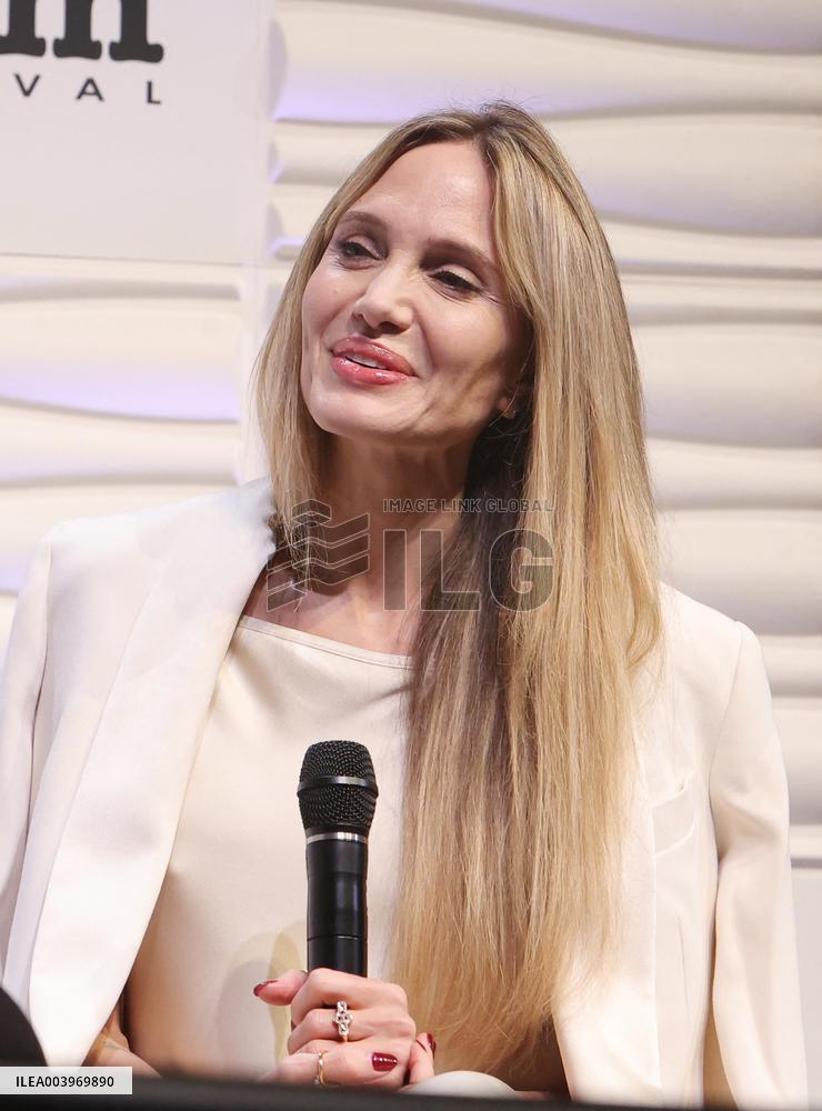 Santa Barbara - Angelina Jolie At Maltin Modern Master Awards