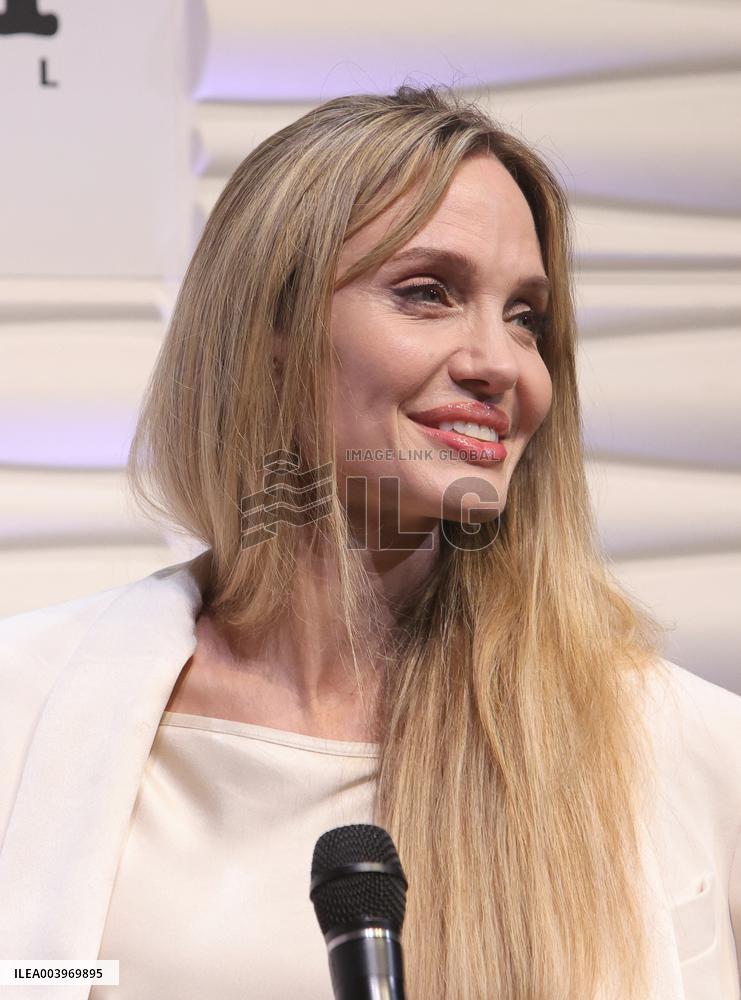 Santa Barbara - Angelina Jolie At Maltin Modern Master Awards