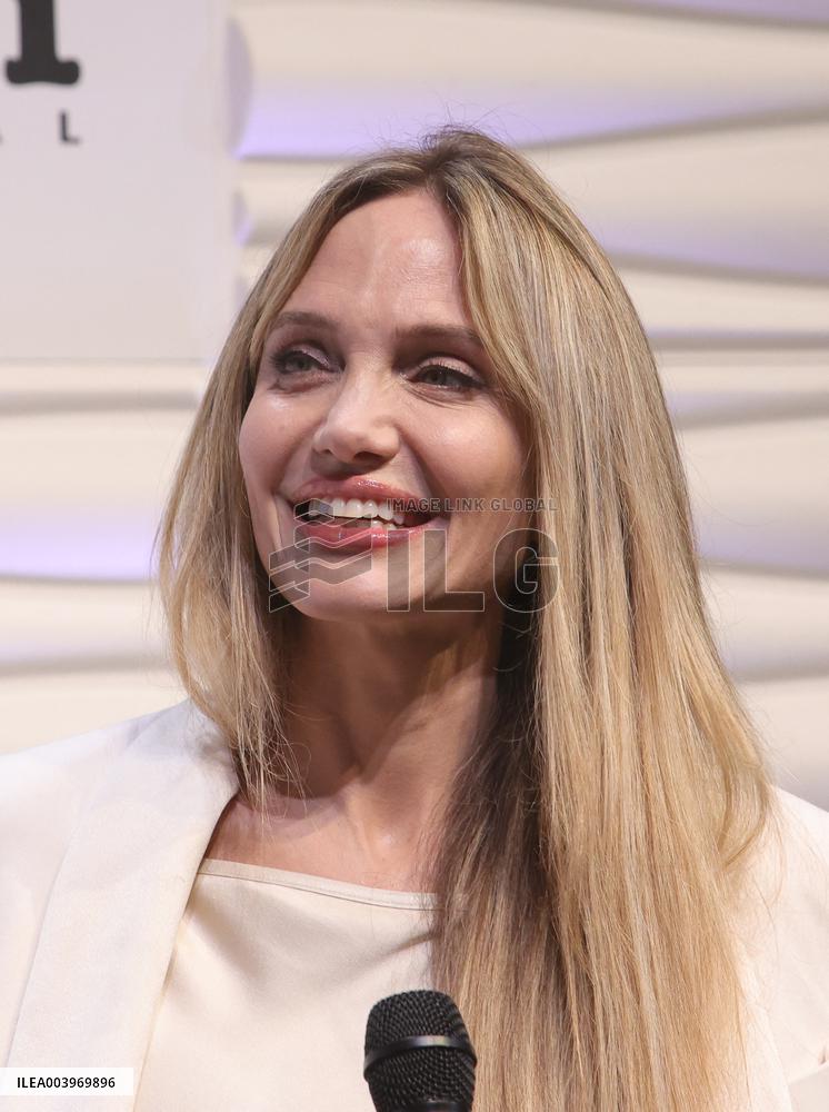 Santa Barbara - Angelina Jolie At Maltin Modern Master Awards