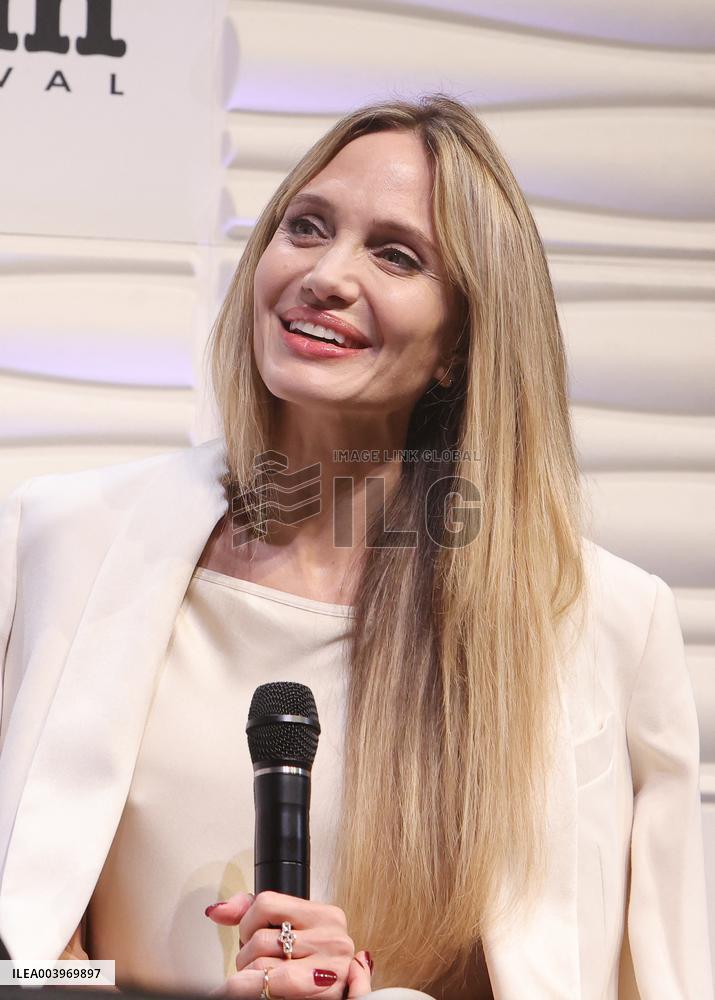 Santa Barbara - Angelina Jolie At Maltin Modern Master Awards