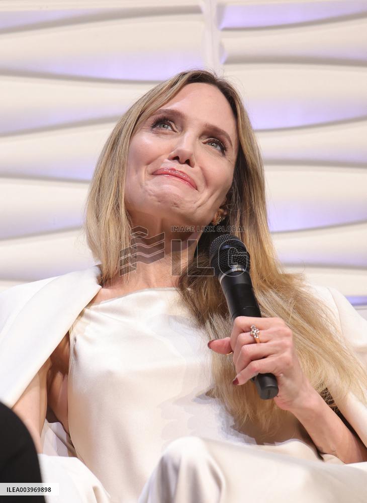 Santa Barbara - Angelina Jolie At Maltin Modern Master Awards