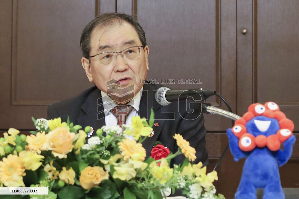 Keidanren chief meets press in Nagoya