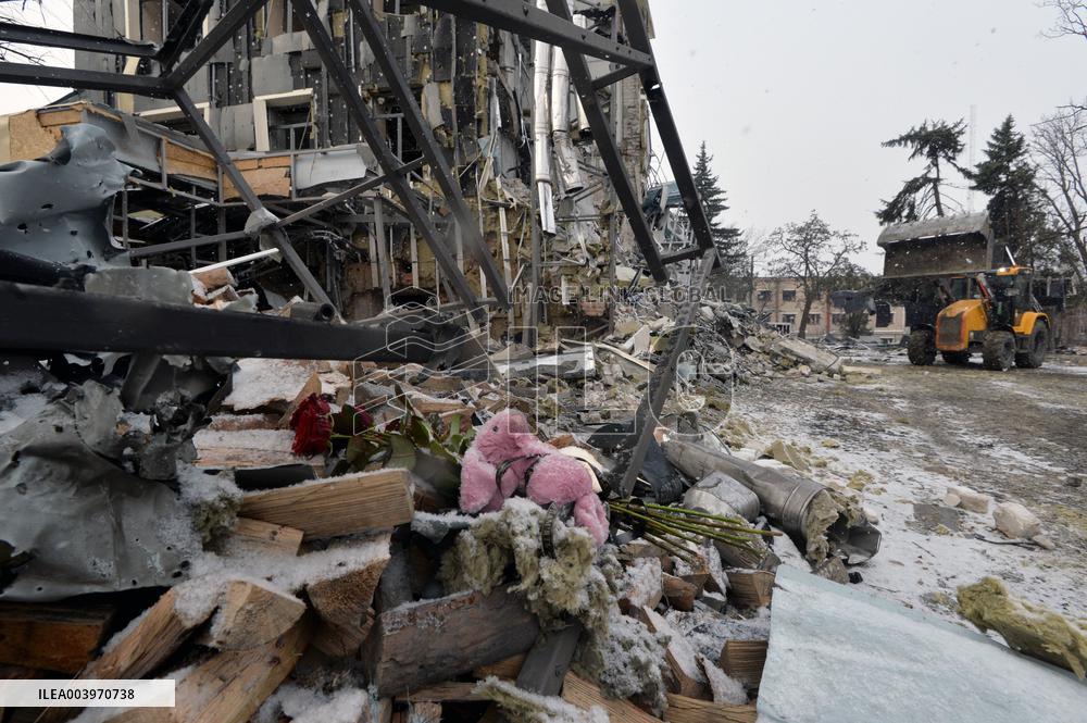 Response effort to Russian missile attack on Izium