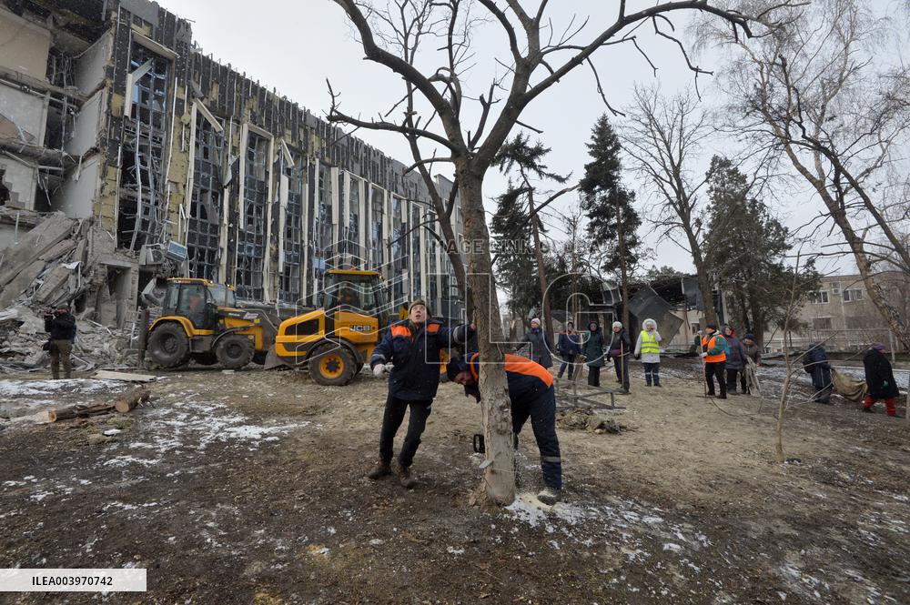 Response effort to Russian missile attack on Izium