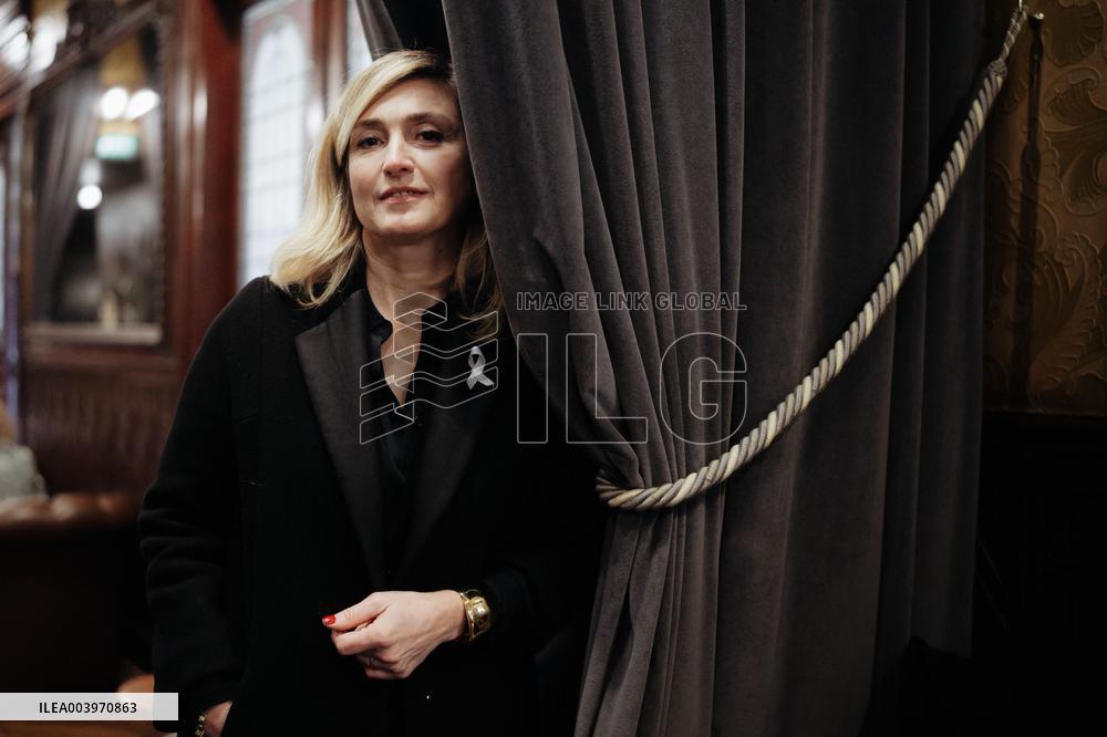 Exclu - Posed portrait of Julie Gayet in the restaurant Le Train Bleu - Paris AJ