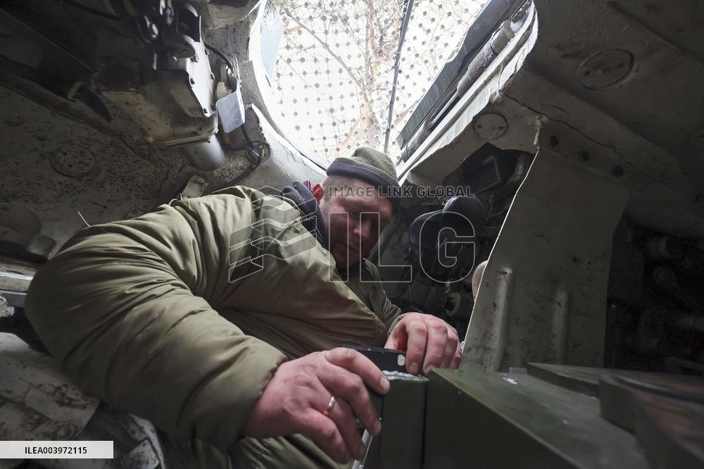 Tank crewmen defend Ukraine against Russian occupiers in Kharkiv region