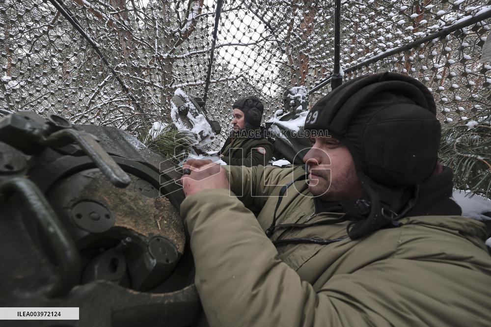 Tank crewmen defend Ukraine against Russian occupiers in Kharkiv region