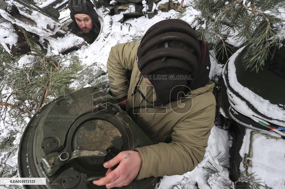 Tank crewmen defend Ukraine against Russian occupiers in Kharkiv region