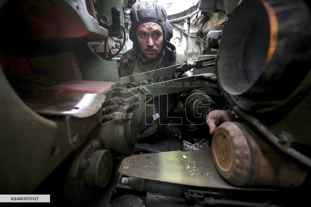 Tank crewmen defend Ukraine against Russian occupiers in Kharkiv region