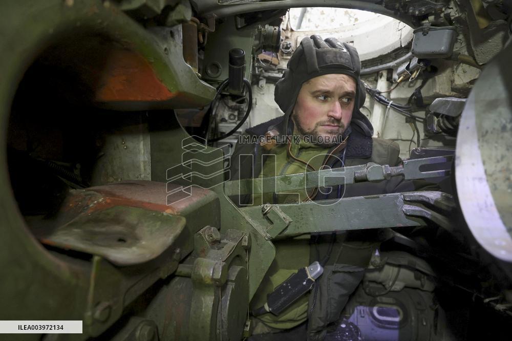 Tank crewmen defend Ukraine against Russian occupiers in Kharkiv region