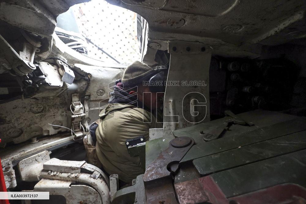 Tank crewmen defend Ukraine against Russian occupiers in Kharkiv region