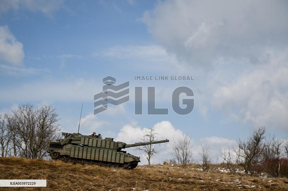 Live fire exercise of Ukrainian tank crews
