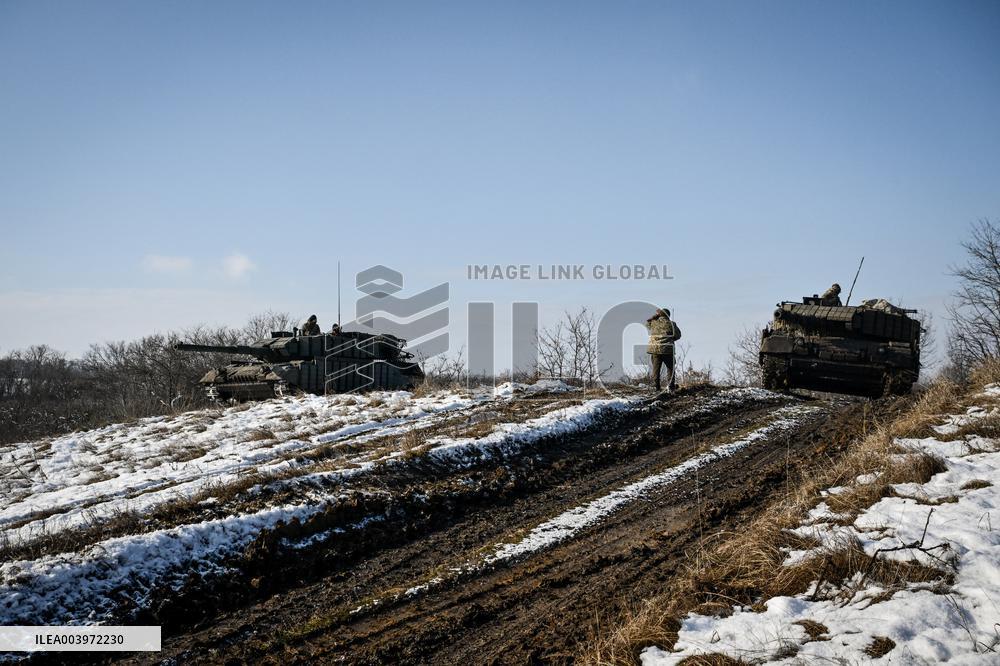 Live fire exercise of Ukrainian tank crews