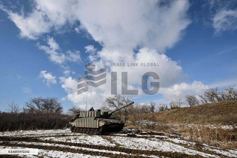 Live fire exercise of Ukrainian tank crews