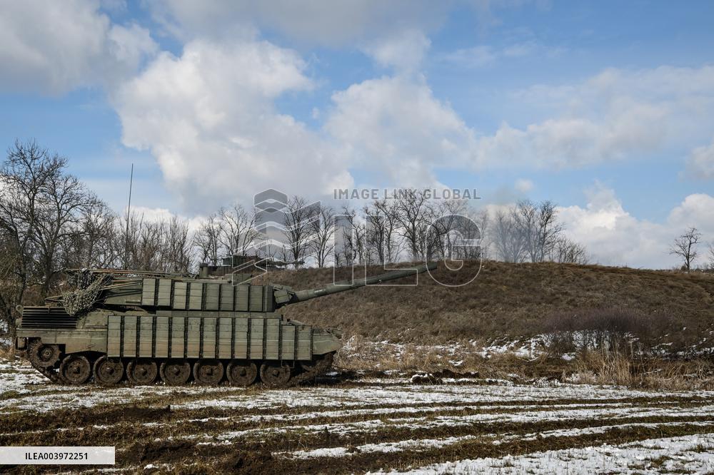 Live fire exercise of Ukrainian tank crews
