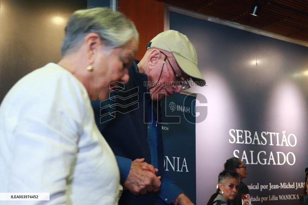 Sebastião Salgado At Amazonia Exhibition - Mexico City