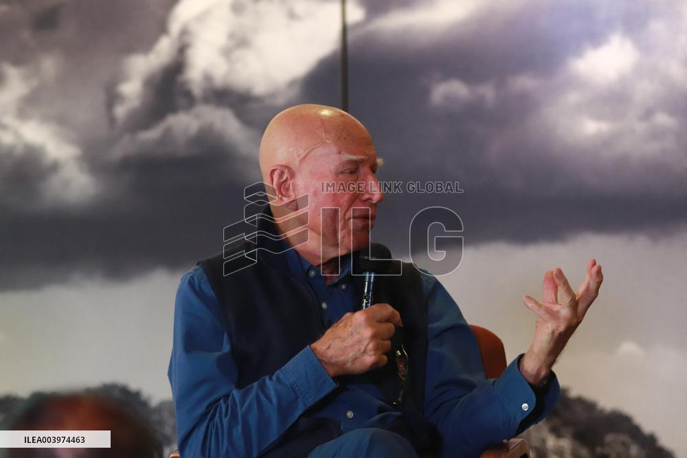 Sebastião Salgado At Amazonia Exhibition - Mexico City