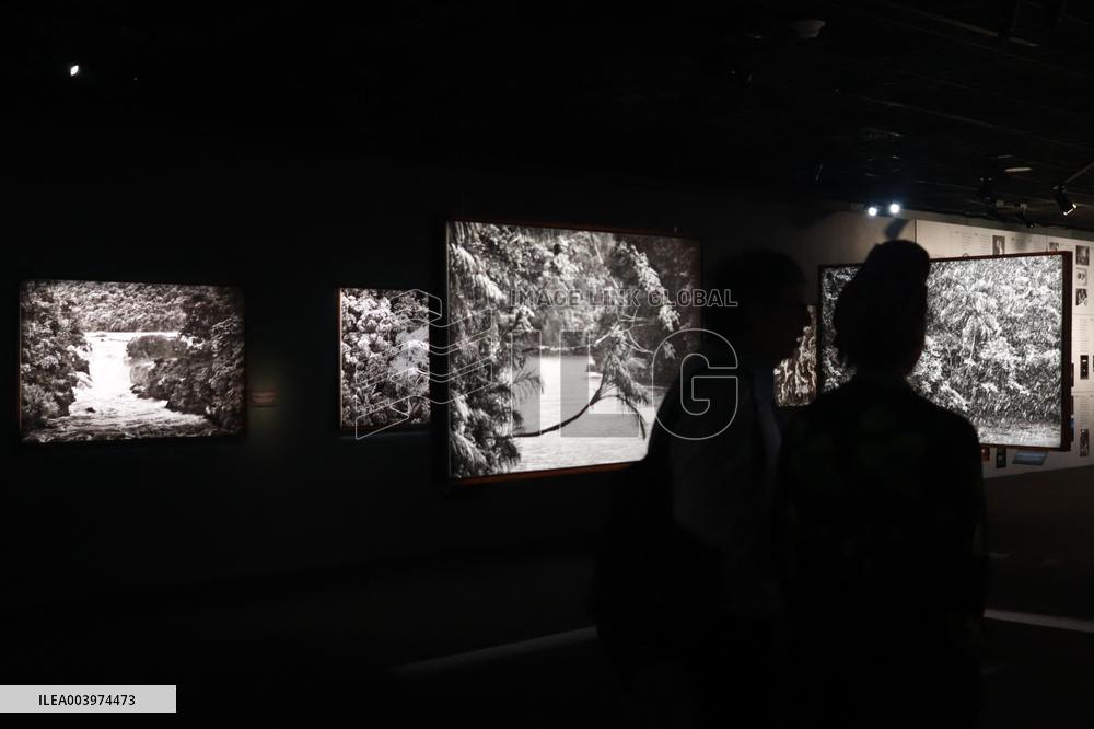 Sebastião Salgado At Amazonia Exhibition - Mexico City
