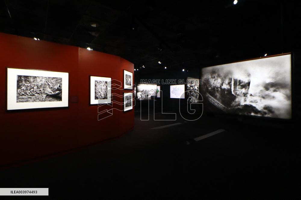 Sebastião Salgado At Amazonia Exhibition - Mexico City