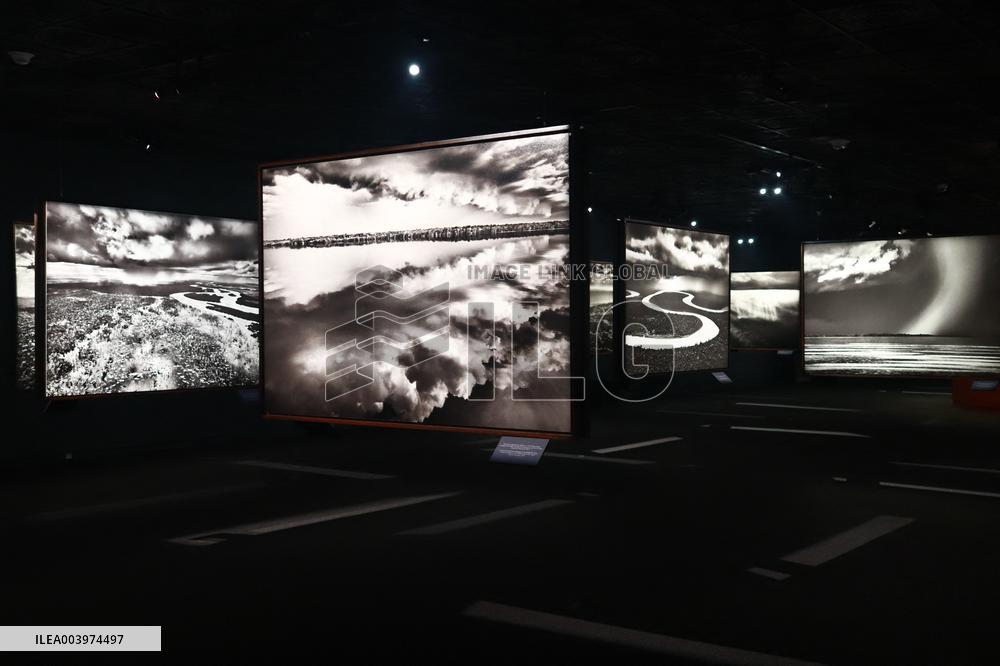Sebastião Salgado At Amazonia Exhibition - Mexico City