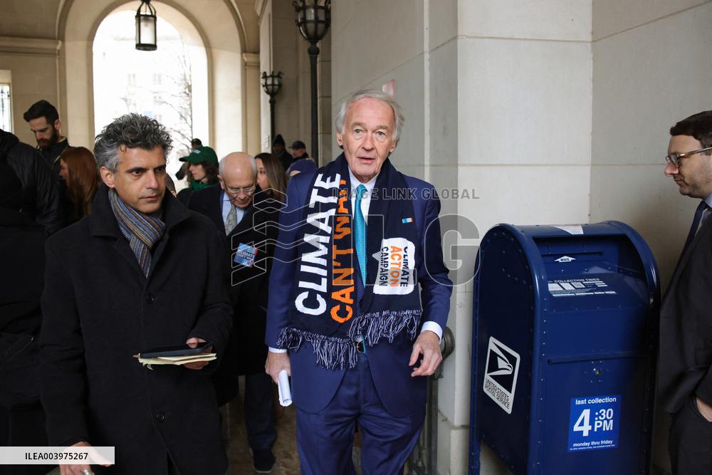 Elon Musk pushes Senator Markey away from EPA - DC