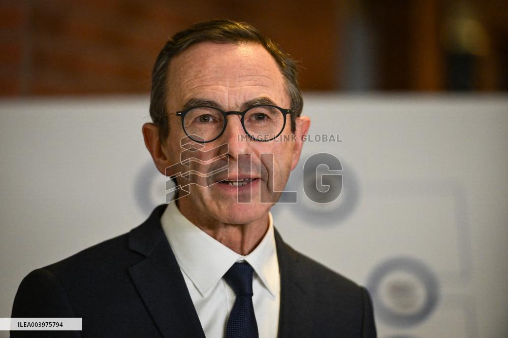 Bruno Retailleau visits premises of the Office for Combating the Smuggling of Migrants in Lognes FA