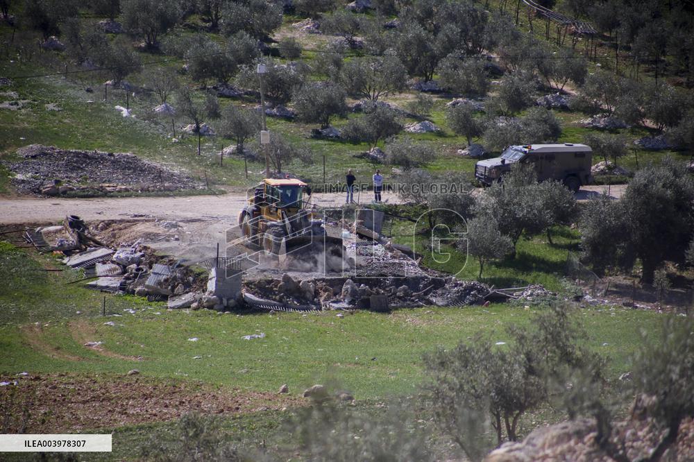 Israeli army demolishes industrial facilities and electrical network - West Bank