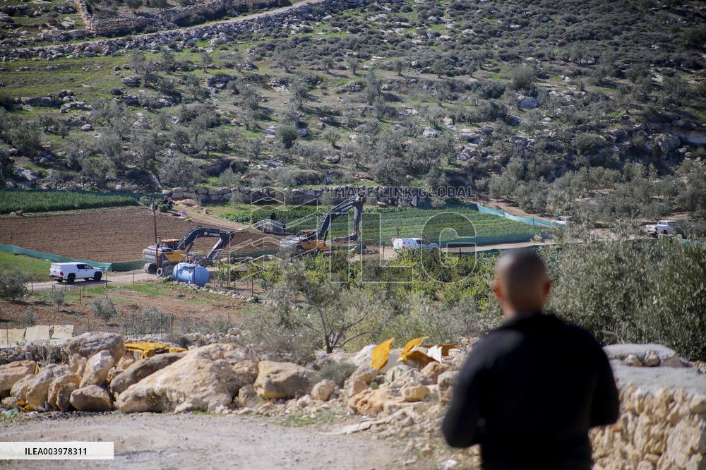 Israeli army demolishes industrial facilities and electrical network - West Bank