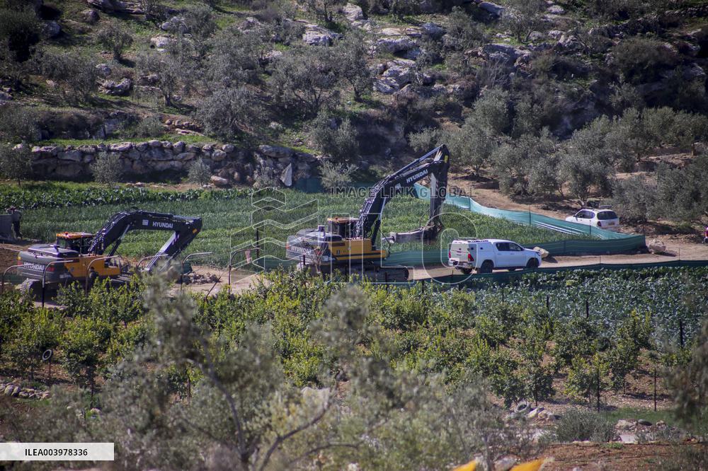 Israeli army demolishes industrial facilities and electrical network - West Bank