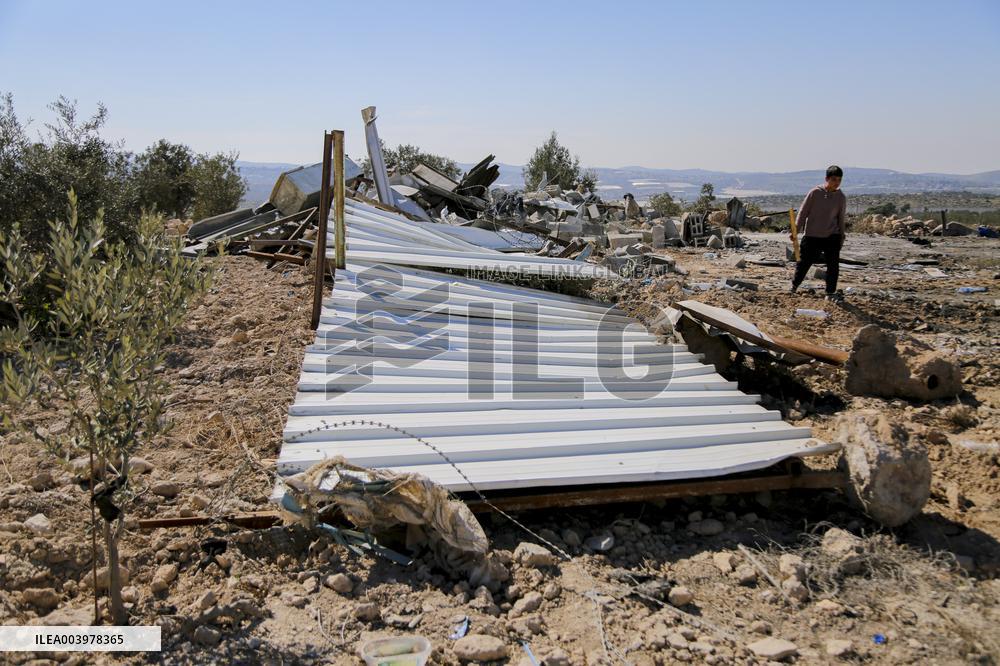 Israeli army demolishes industrial facilities and electrical network - West Bank