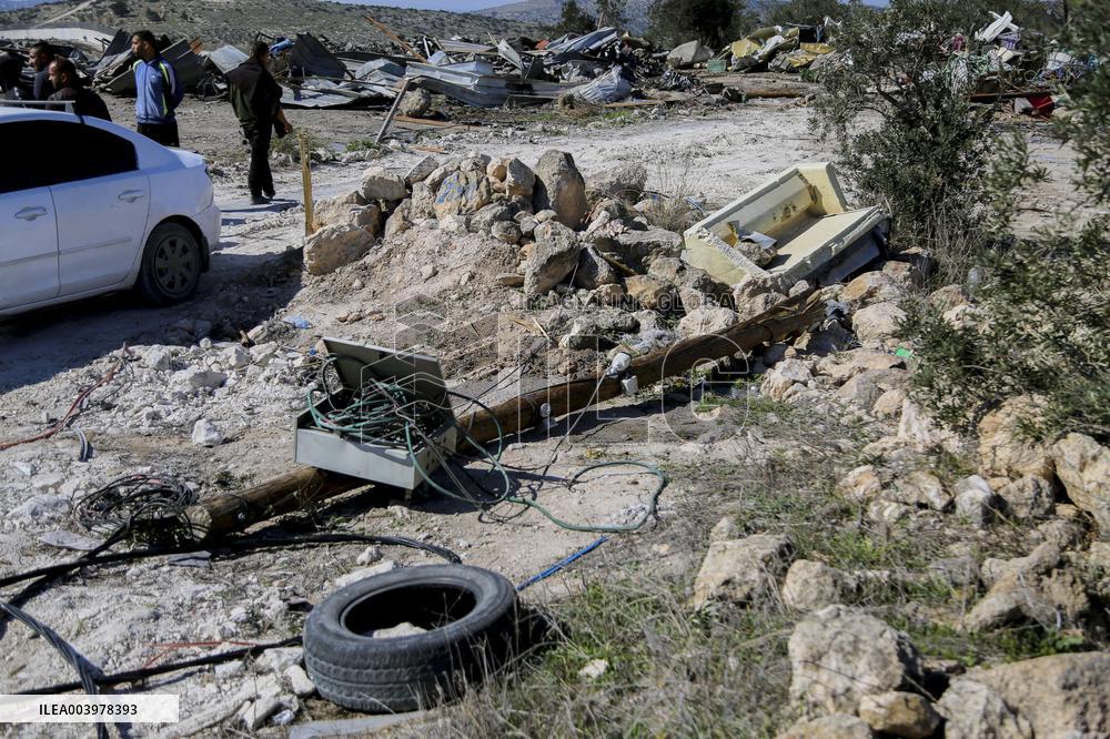 Israeli army demolishes industrial facilities and electrical network - West Bank