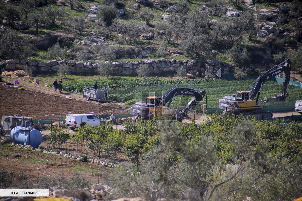 Israeli army demolishes industrial facilities and electrical network - West Bank