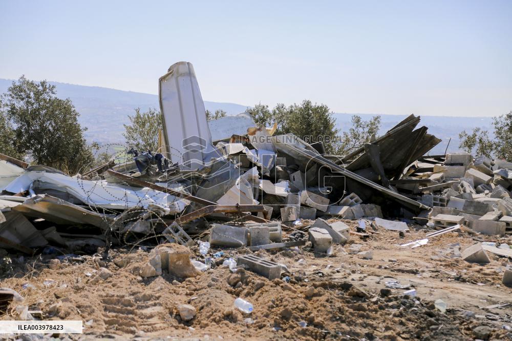 Israeli army demolishes industrial facilities and electrical network - West Bank