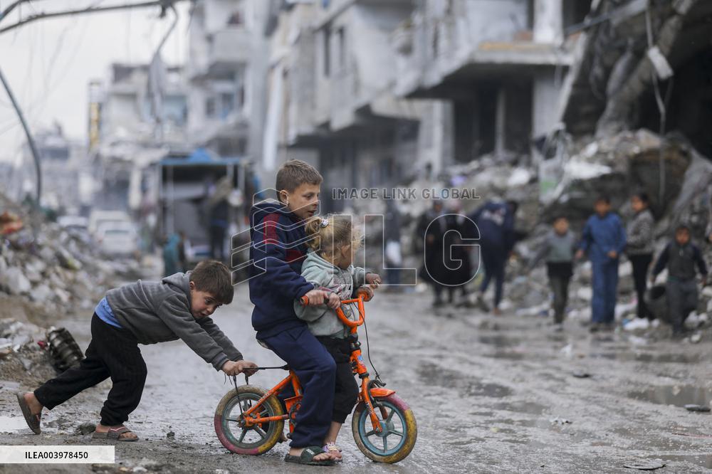 Rubble and debris cover the streets Jabalia - Gaza Strip