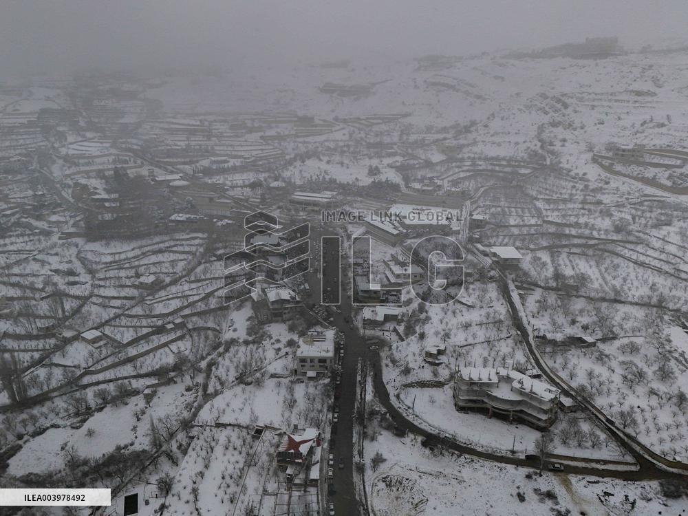 Rare heavy snowfall in Damascus