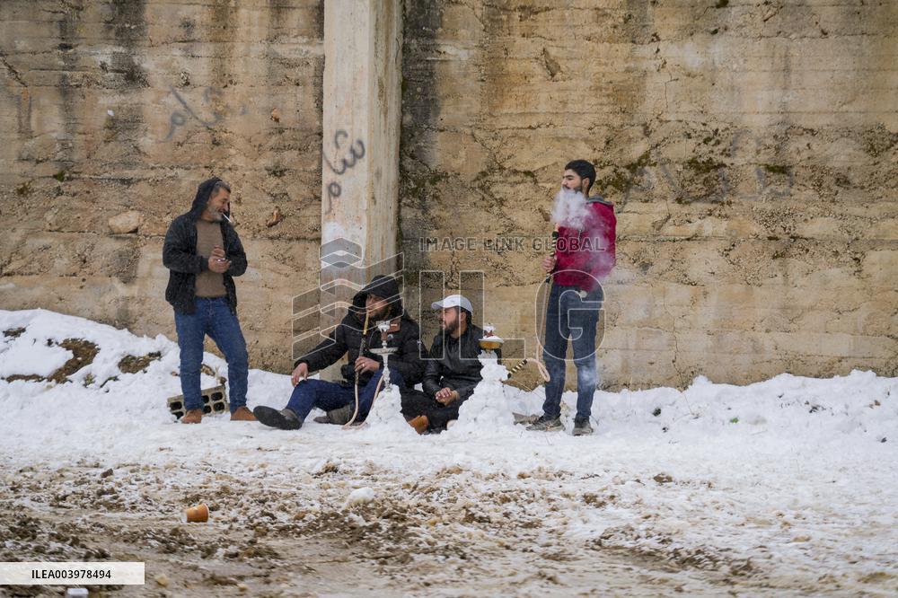 Rare heavy snowfall in Damascus
